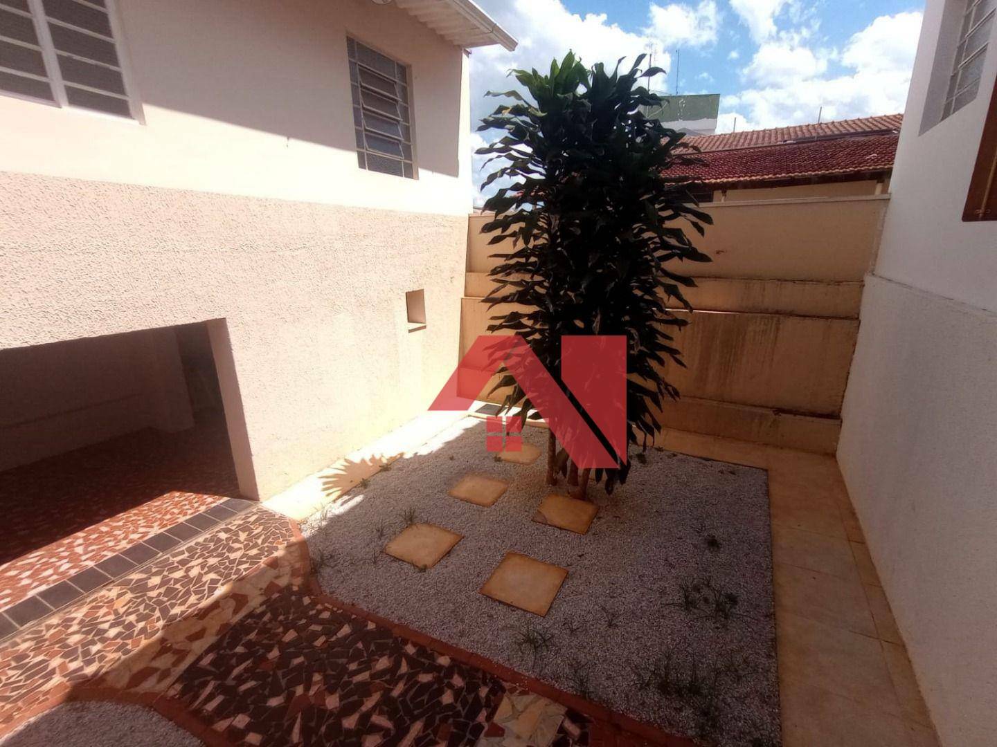 Casa à venda com 3 quartos, 218m² - Foto 8