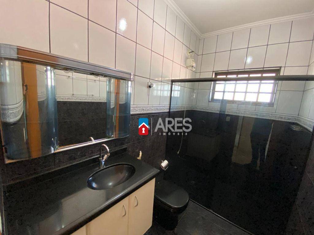 Casa para alugar com 3 quartos, 189m² - Foto 11