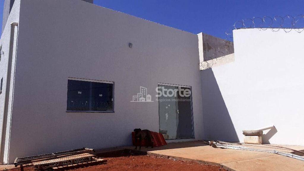 Casa à venda com 3 quartos, 70m² - Foto 1