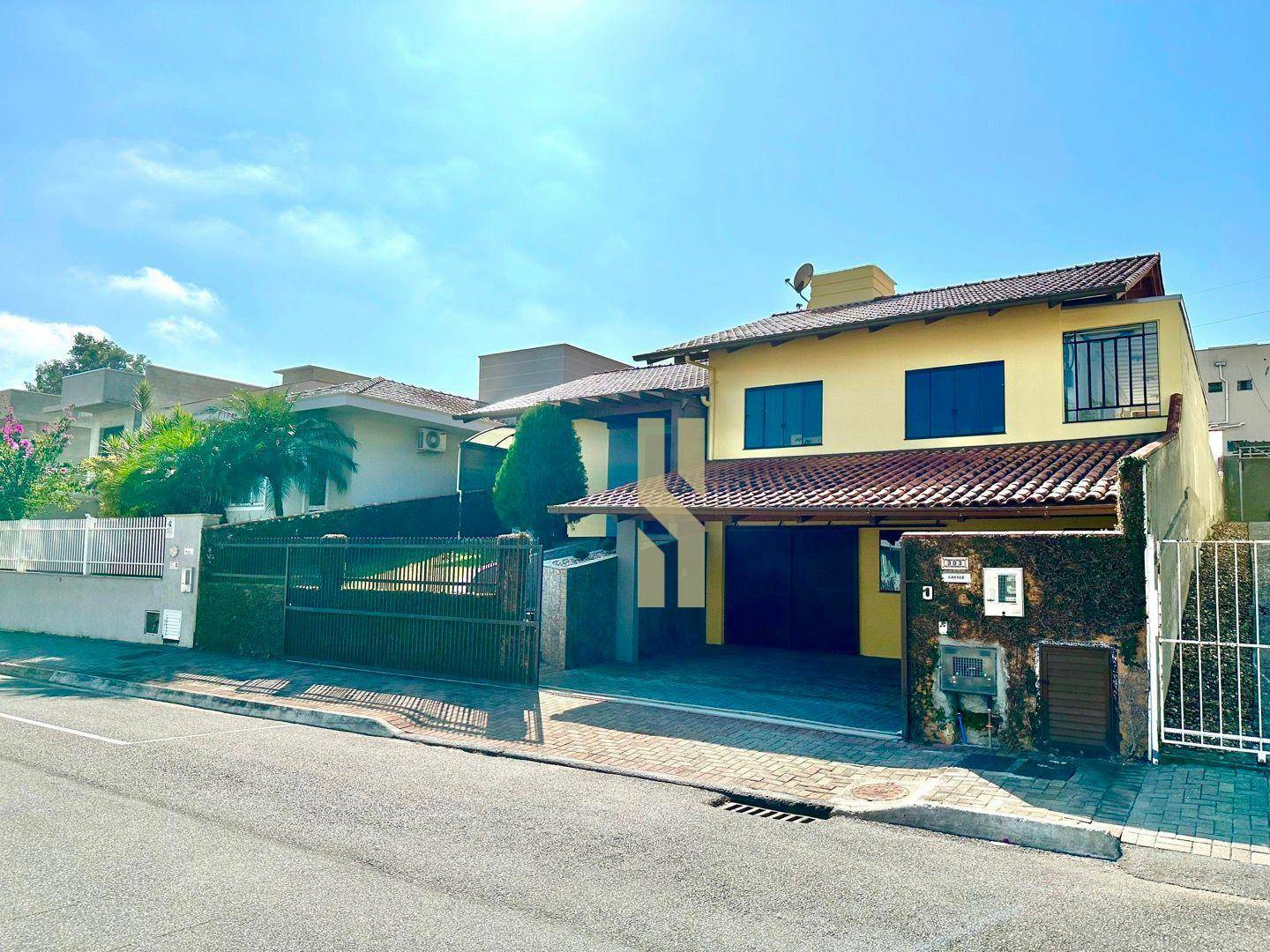 Casa à venda com 3 quartos, 280m² - Foto 1