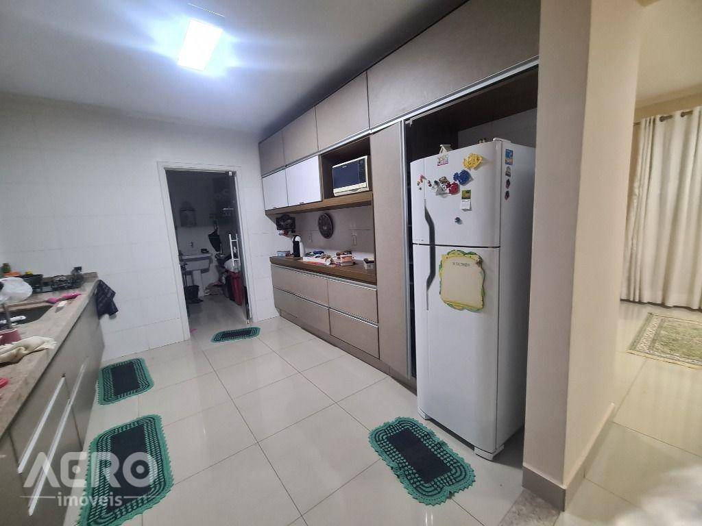 Casa à venda com 3 quartos, 210m² - Foto 6