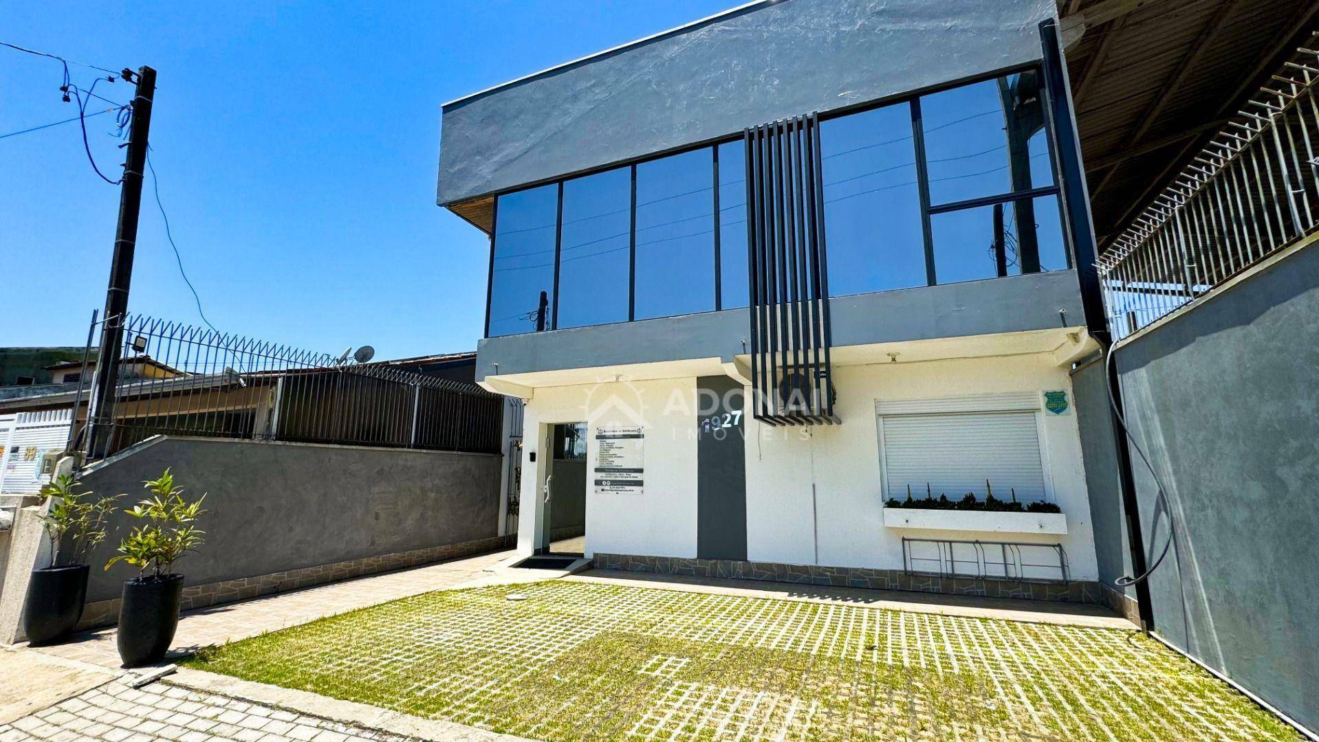 Casa à venda com 4 quartos, 294m² - Foto 1