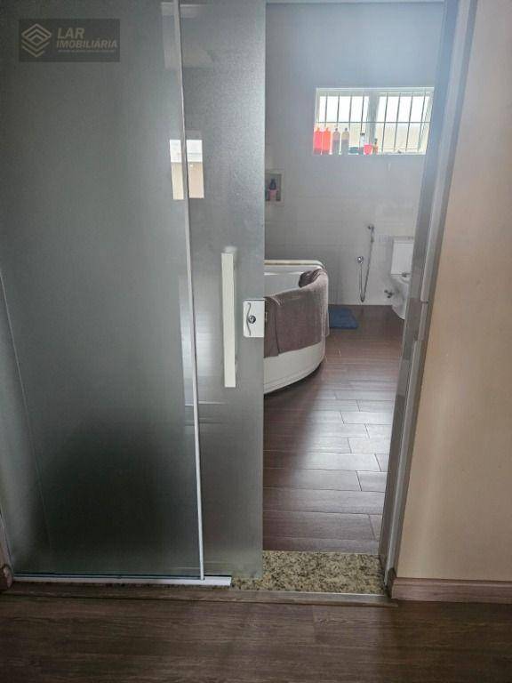 Casa de Condomínio para alugar com 4 quartos, 500m² - Foto 11