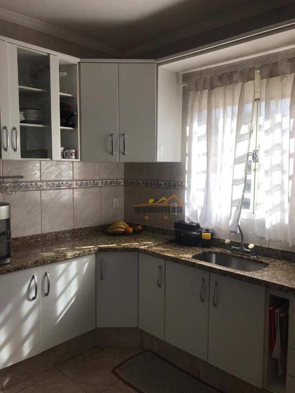 Casa à venda com 5 quartos, 212m² - Foto 4