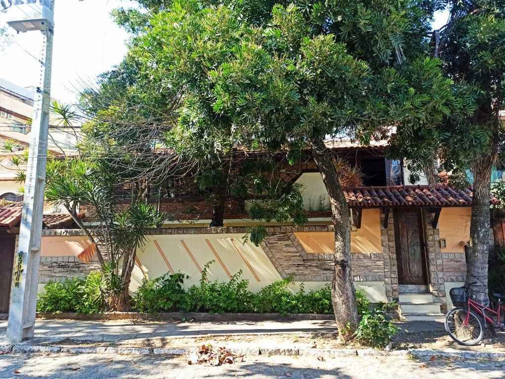 Casa à venda com 6 quartos, 300m² - Foto 1