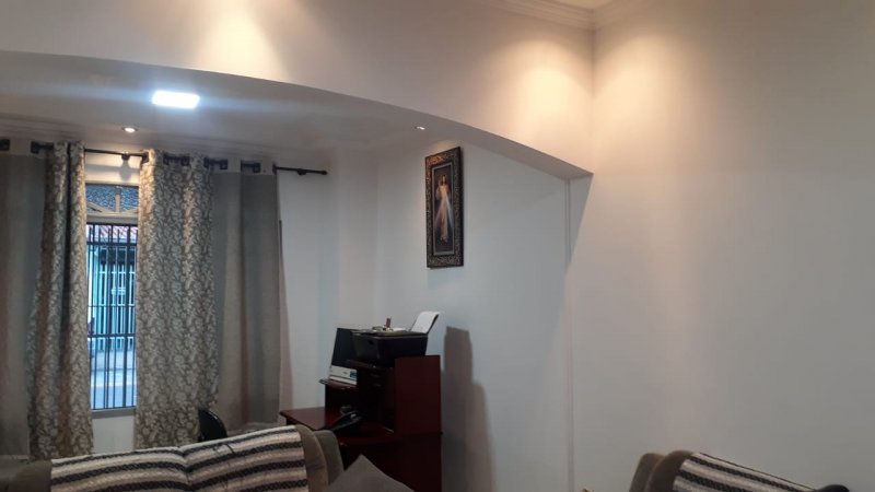 Casa à venda com 3 quartos, 132m² - Foto 1