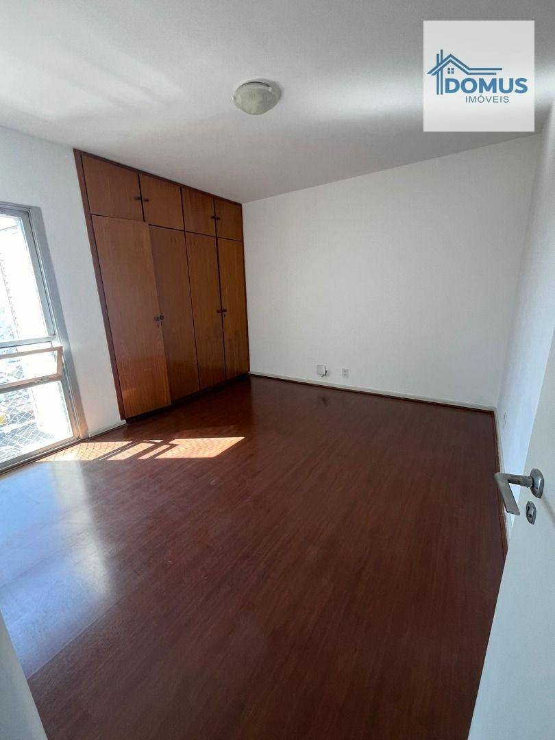 Apartamento para alugar com 4 quartos, 230m² - Foto 9