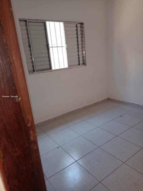 Casa para alugar com 3 quartos, 76m² - Foto 2