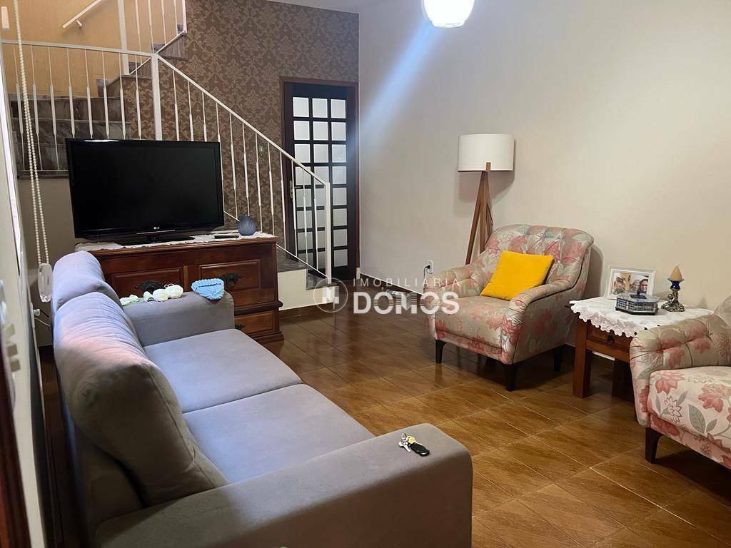 Casa à venda com 4 quartos, 158m² - Foto 1