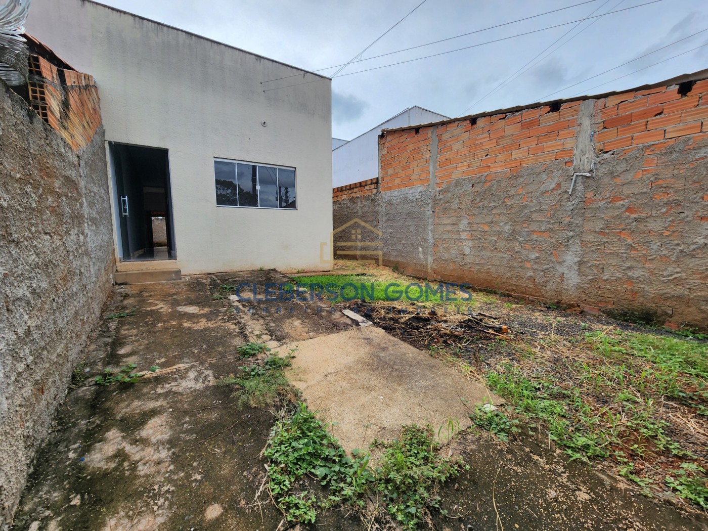 Casa à venda com 2 quartos, 180m² - Foto 2
