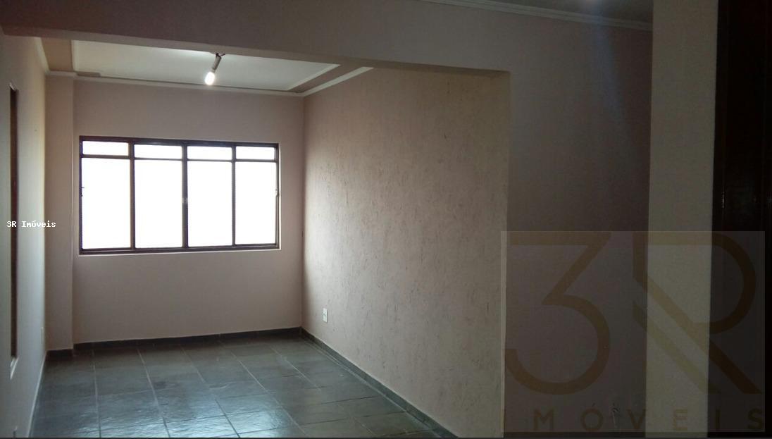 Apartamento à venda com 2 quartos, 70m² - Foto 2