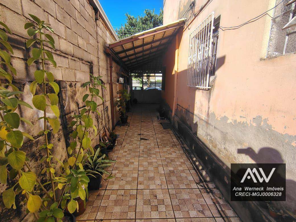 Casa à venda com 8 quartos, 220m² - Foto 3