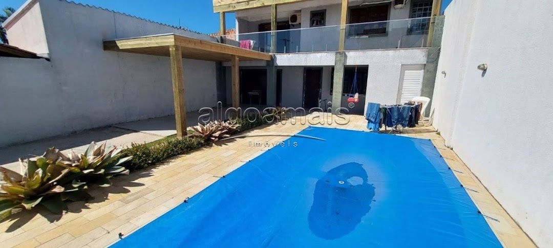 Casa à venda com 5 quartos, 100m² - Foto 1