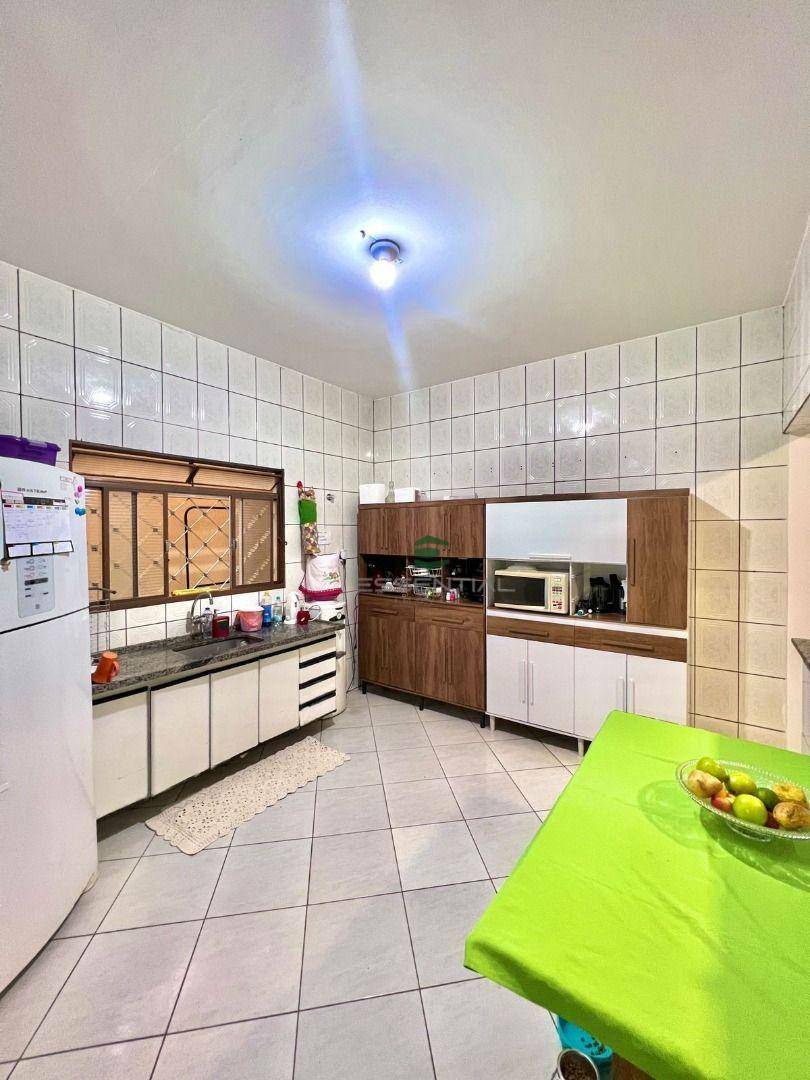 Casa à venda com 3 quartos, 220m² - Foto 3