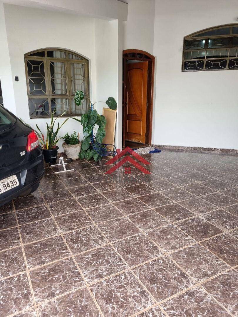 Casa à venda com 3 quartos, 210m² - Foto 2