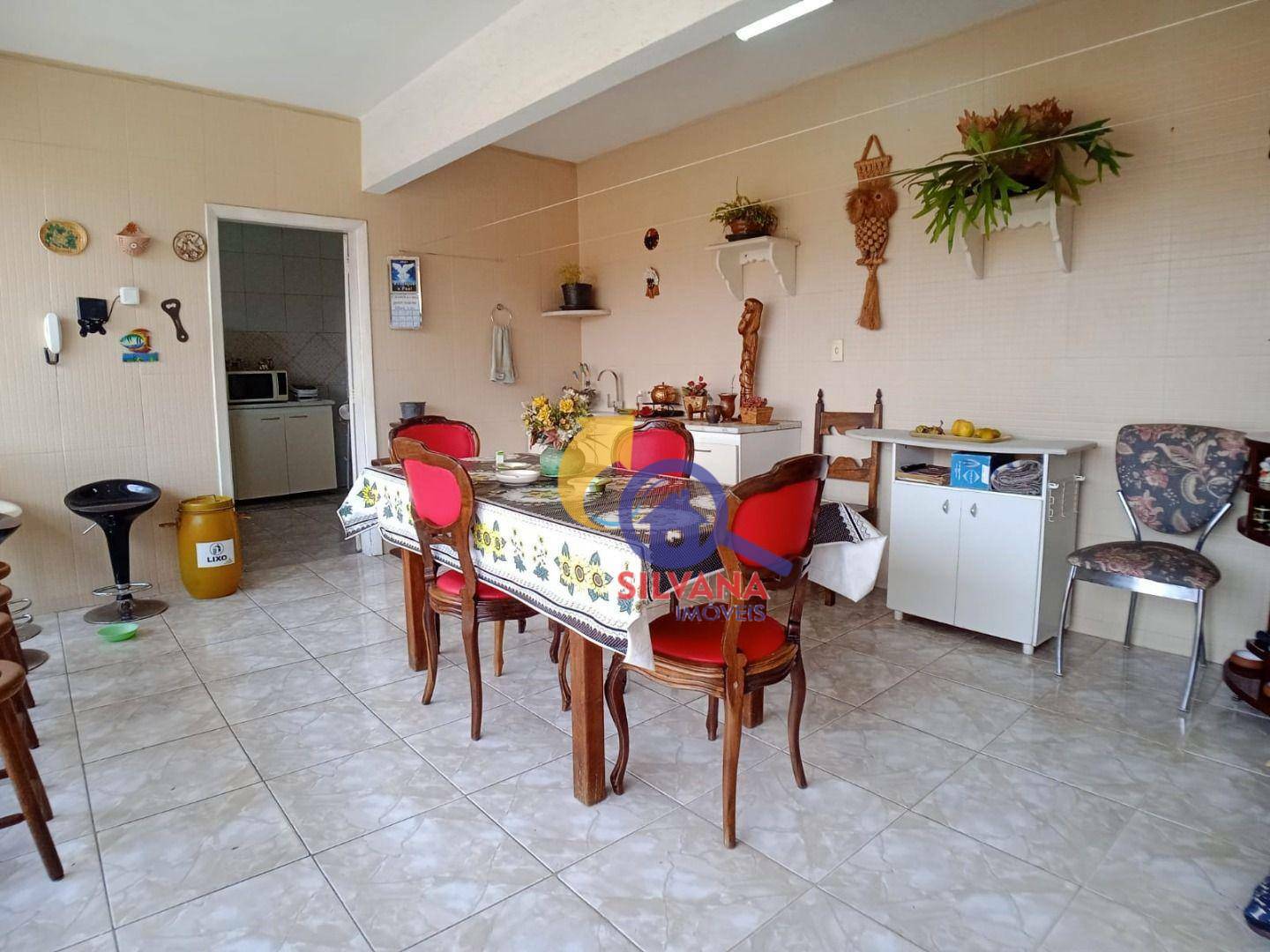 Casa à venda com 4 quartos, 230m² - Foto 1