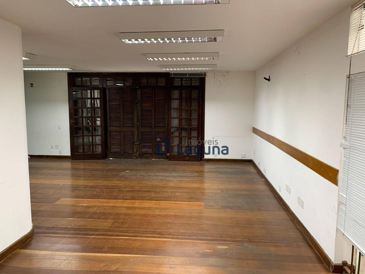 Casa para alugar com 3 quartos, 373m² - Foto 2