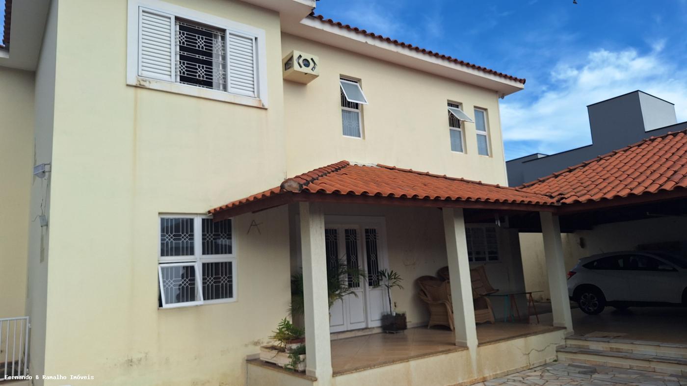Casa à venda com 3 quartos, 450m² - Foto 1