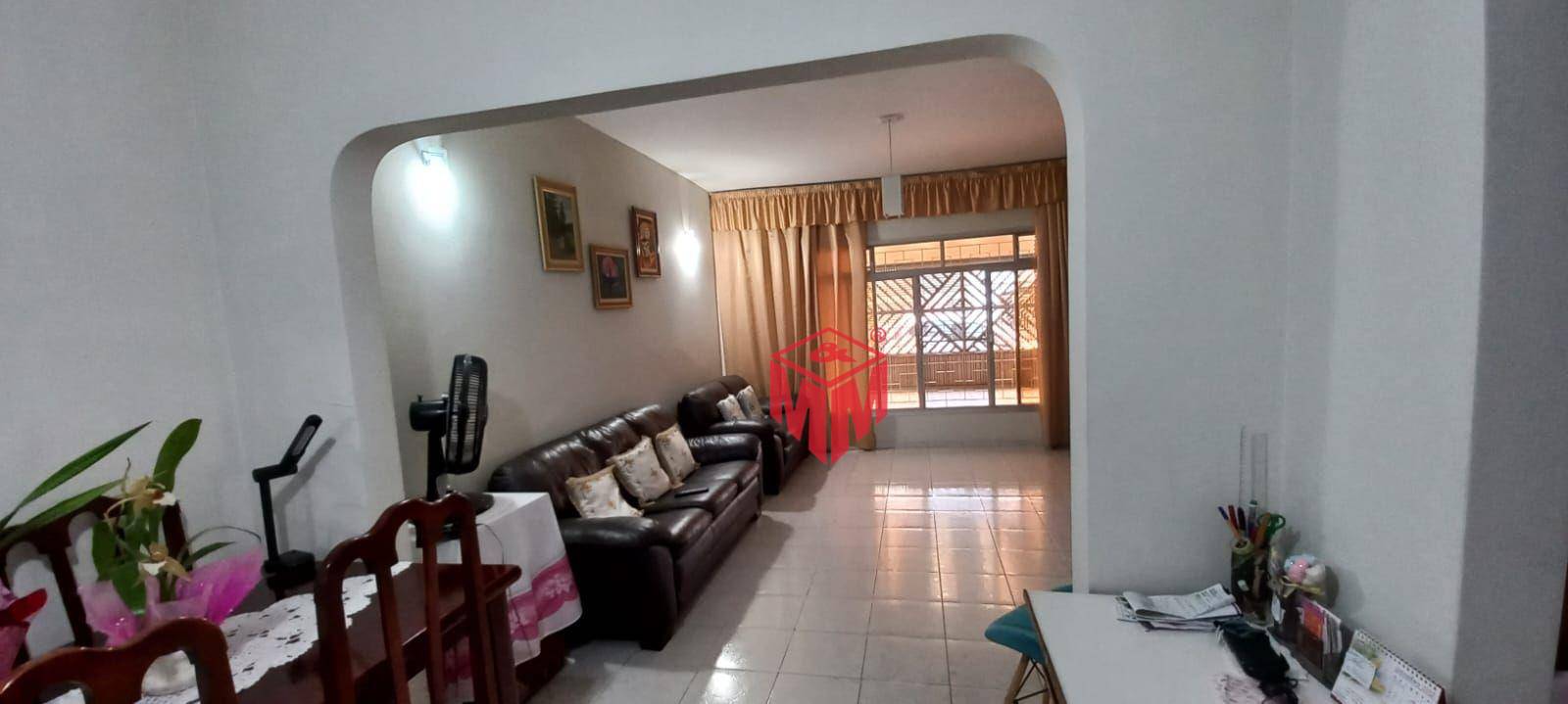 Casa à venda com 4 quartos, 201m² - Foto 1