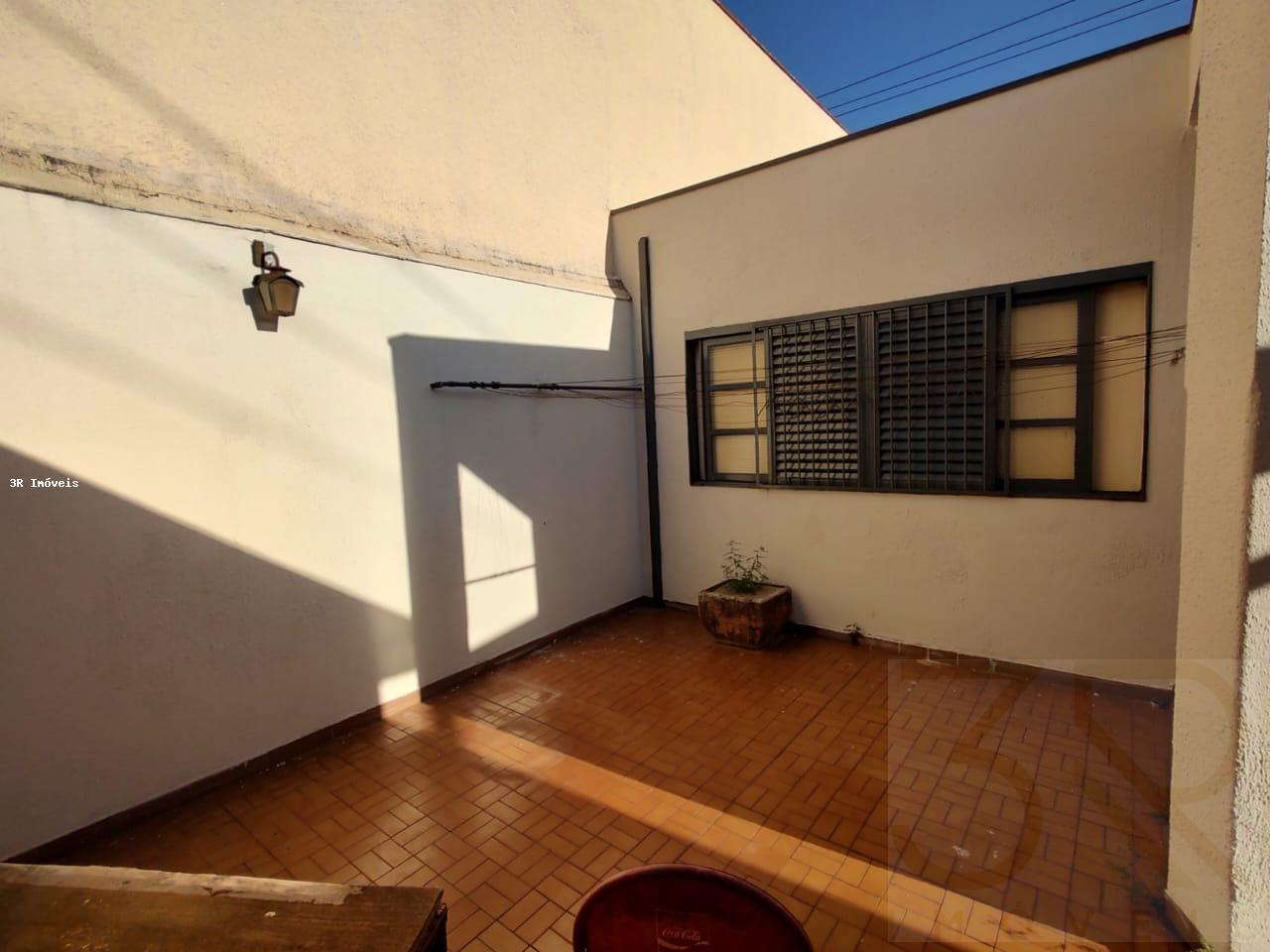 Casa à venda com 3 quartos, 222m² - Foto 1