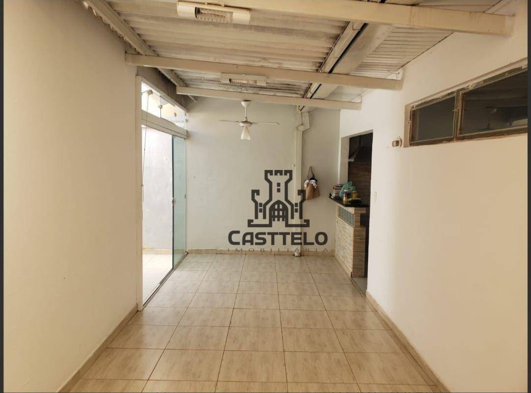 Casa à venda com 4 quartos, 196m² - Foto 1