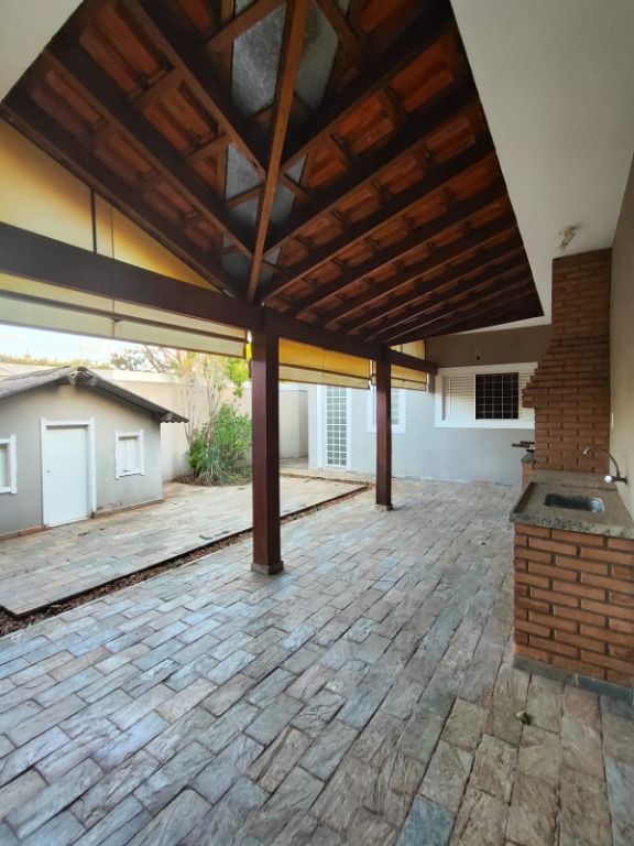 Casa para alugar com 4 quartos, 160m² - Foto 1