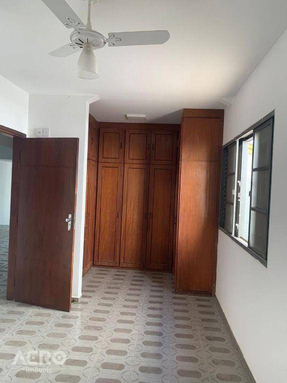 Casa para alugar com 2 quartos, 200m² - Foto 10