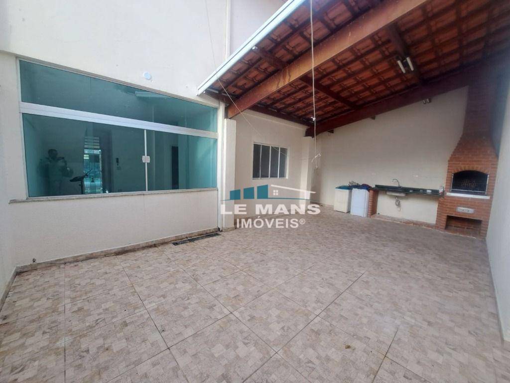 Casa para alugar com 3 quartos, 202m² - Foto 1