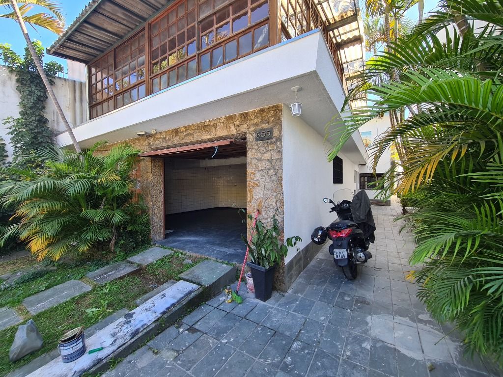 Casa à venda com 3 quartos, 800m² - Foto 1