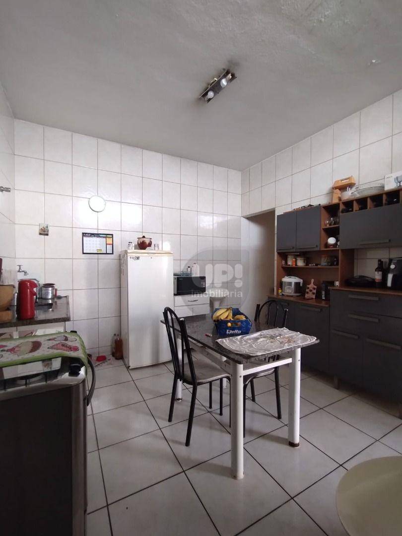 Casa à venda com 2 quartos, 60m² - Foto 3