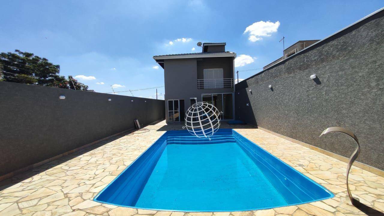 Casa à venda com 3 quartos, 200m² - Foto 1