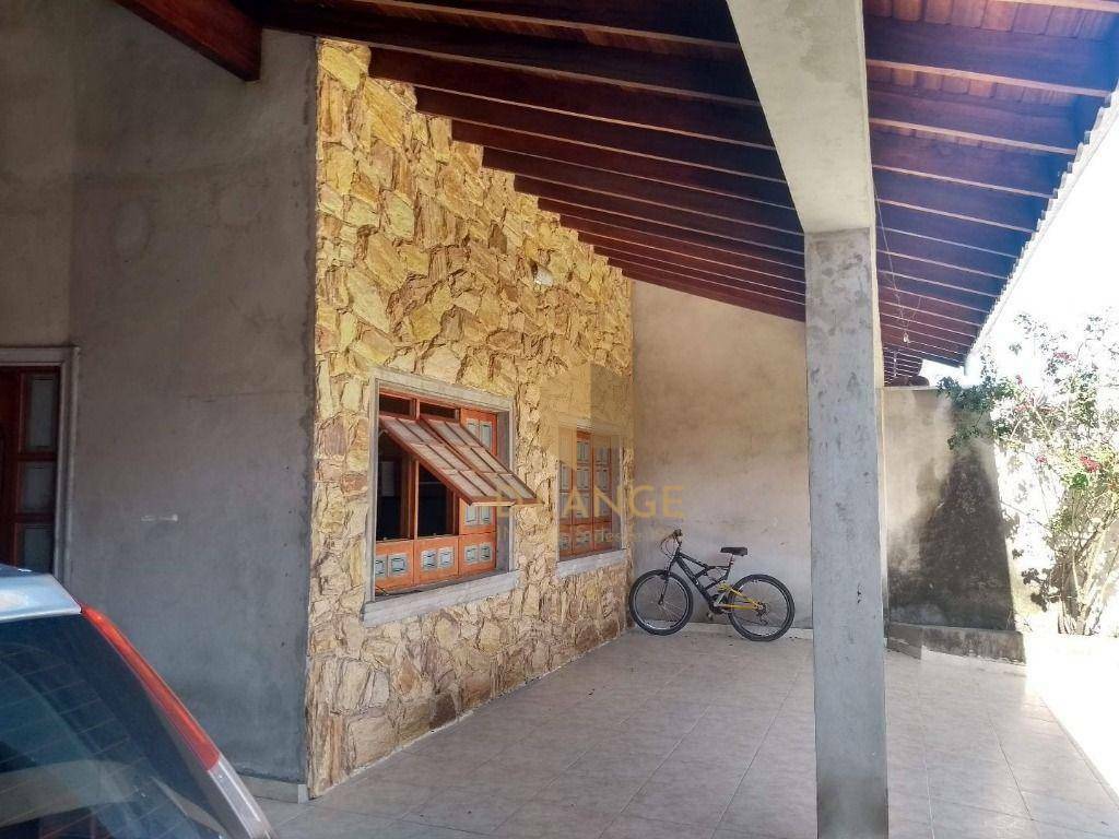 Casa à venda com 3 quartos, 227m² - Foto 1