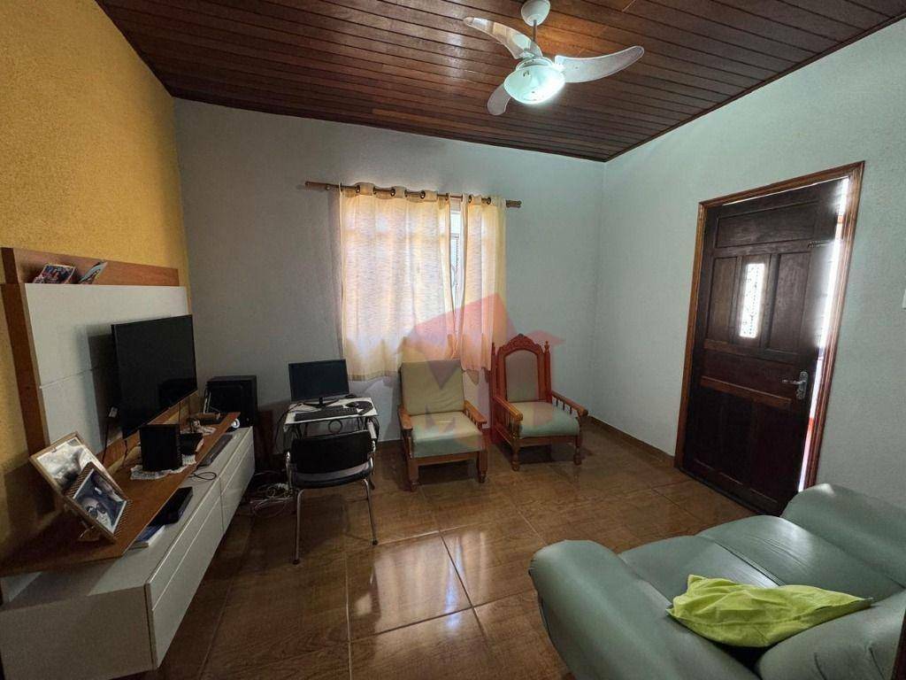 Casa à venda com 5 quartos, 200m² - Foto 1