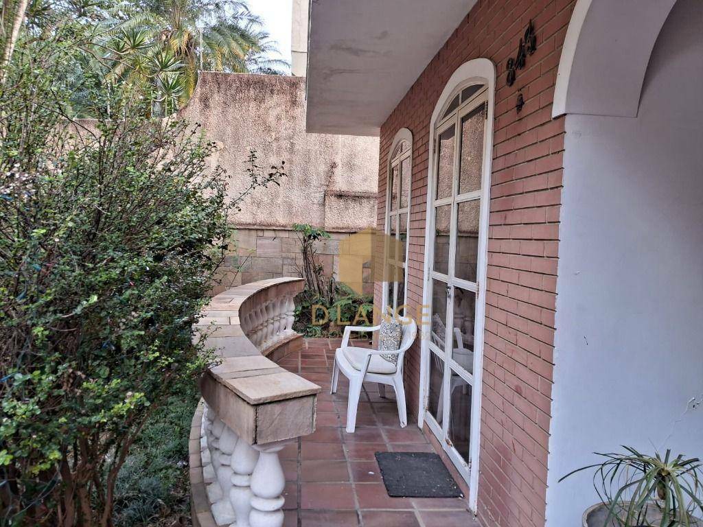 Casa à venda com 3 quartos, 244m² - Foto 1