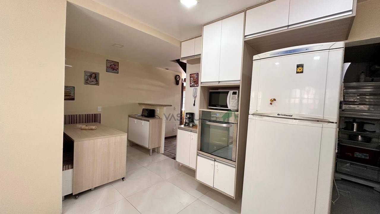 Casa à venda com 4 quartos, 371m² - Foto 11