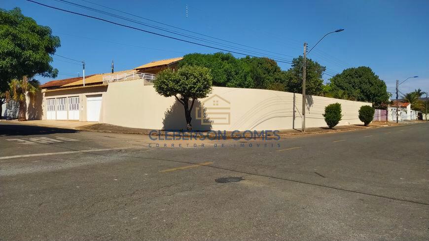 Casa à venda com 4 quartos, 460m² - Foto 1