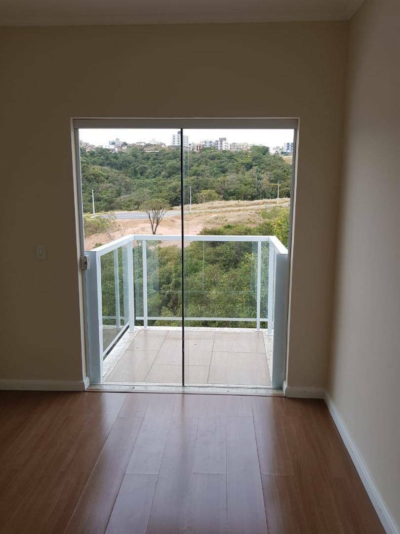 Casa à venda com 4 quartos, 380m² - Foto 1