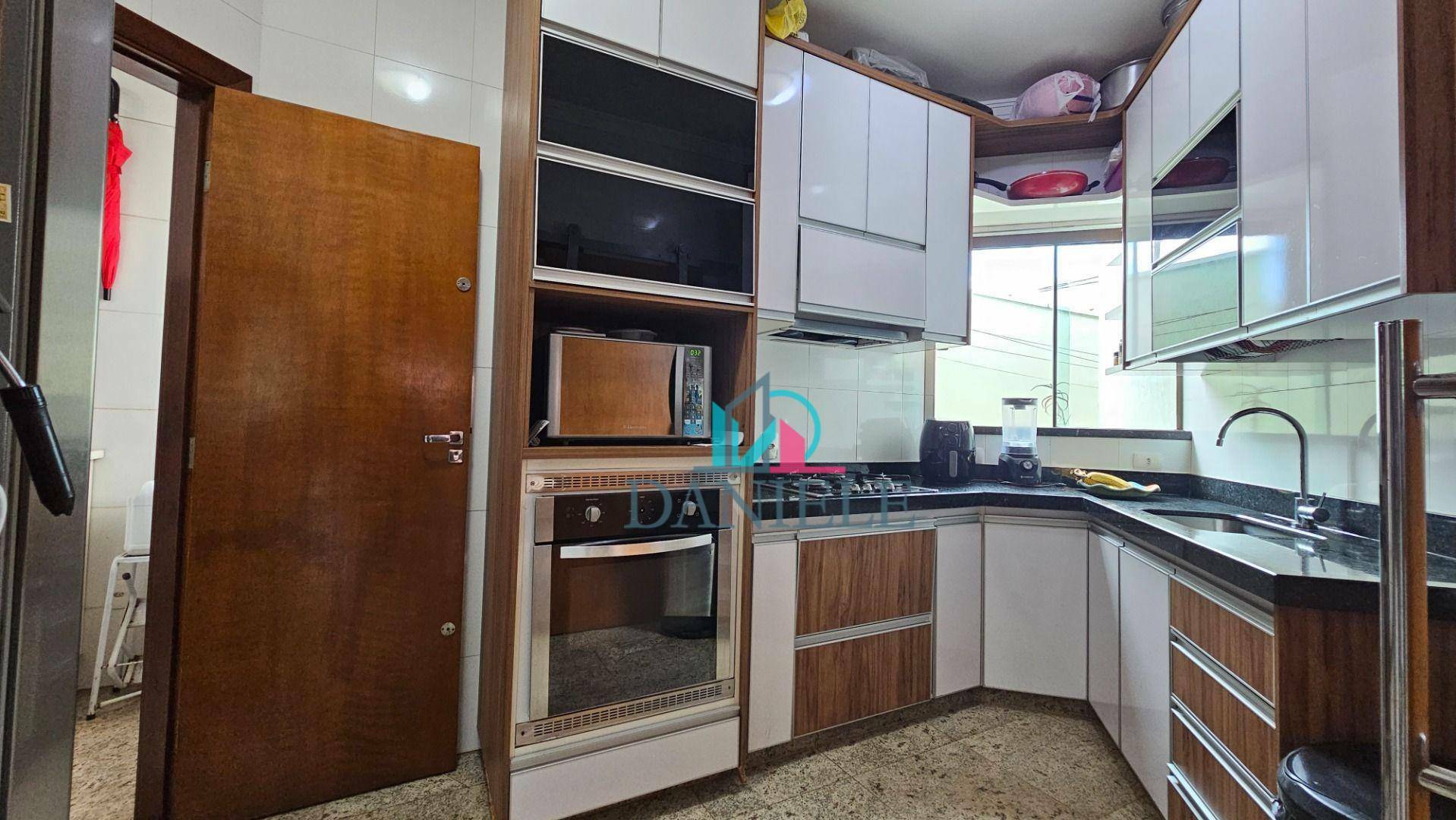 Casa à venda com 3 quartos, 206m² - Foto 11