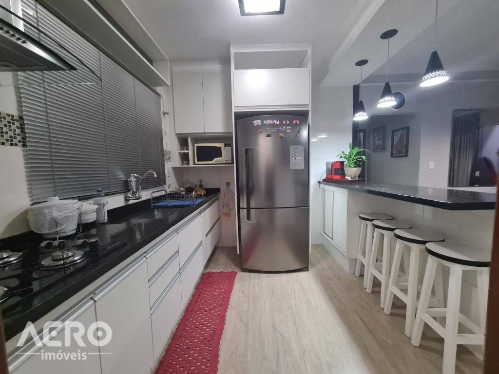 Casa à venda com 3 quartos, 205m² - Foto 6