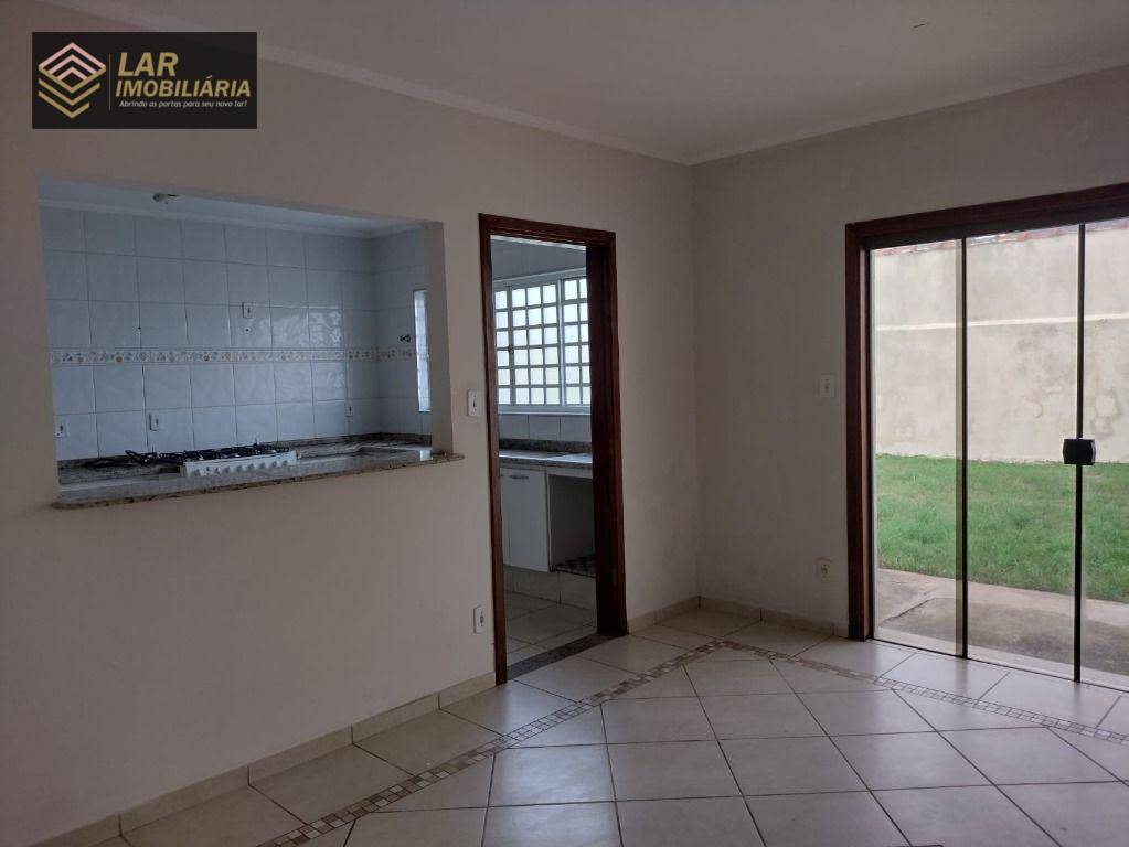 Casa para alugar com 3 quartos, 180m² - Foto 2