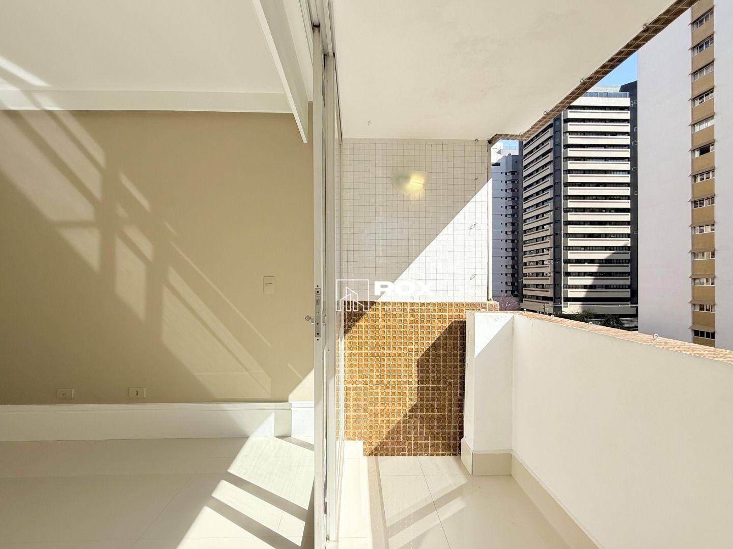 Apartamento para alugar com 3 quartos, 217m² - Foto 2