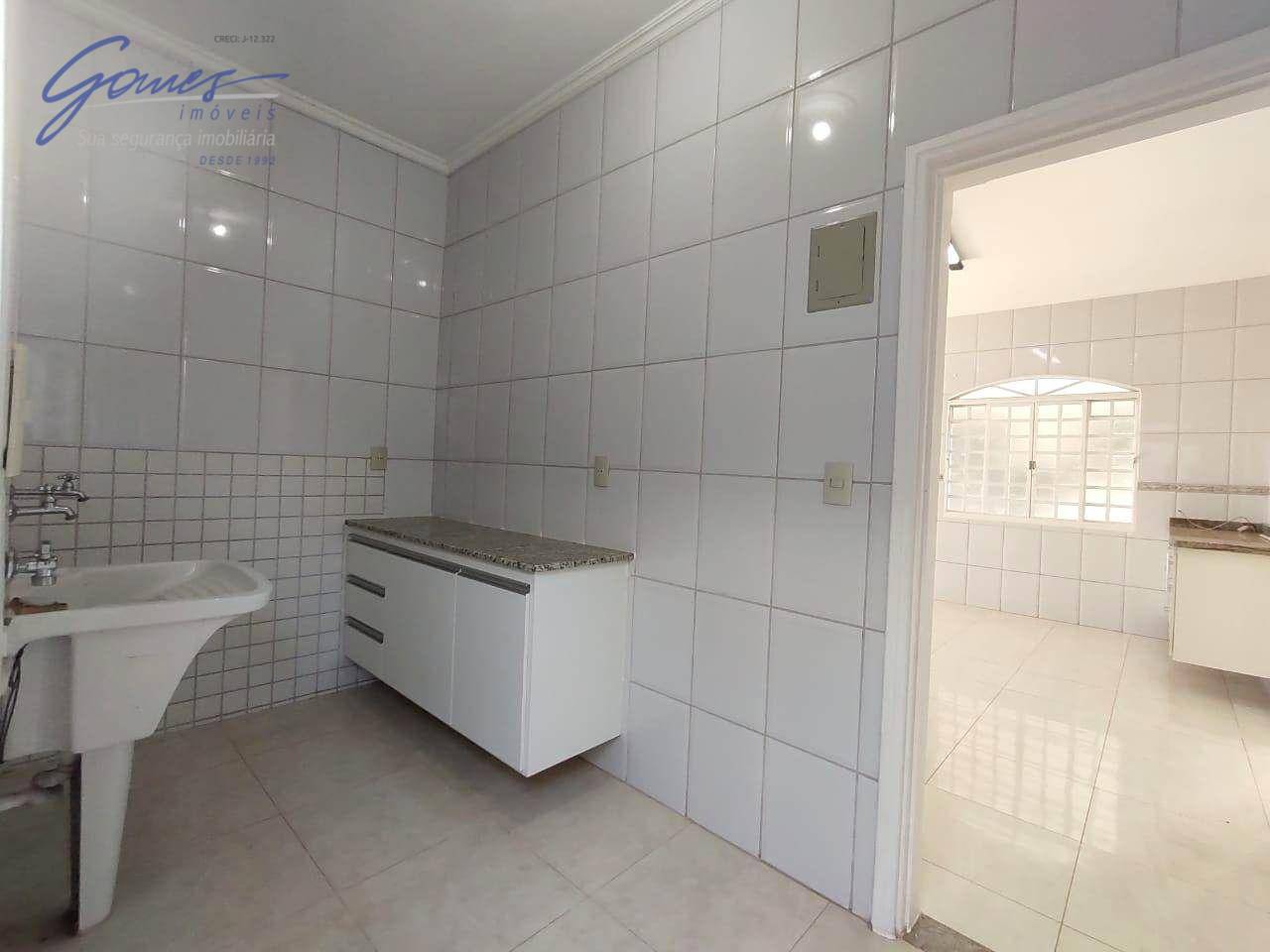 Casa de Condomínio à venda com 3 quartos, 228m² - Foto 4