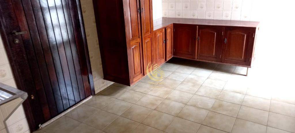 Casa de Condomínio para alugar com 3 quartos, 250m² - Foto 19