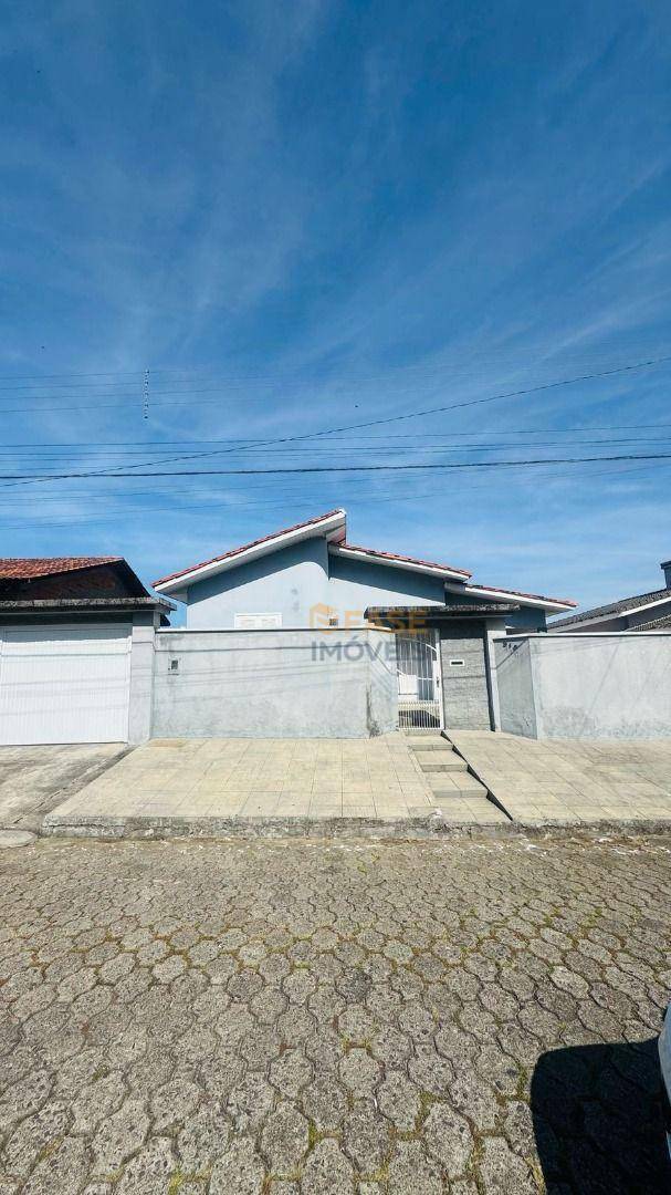 Casa à venda com 3 quartos, 1m² - Foto 1