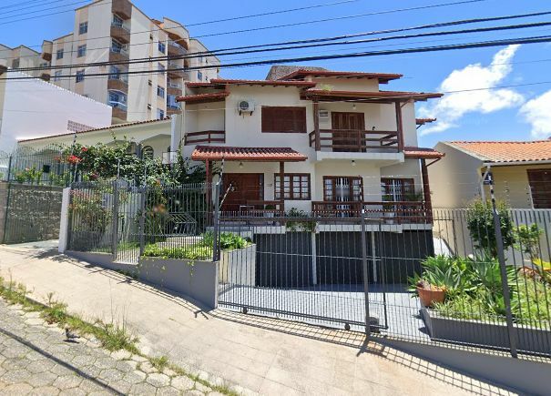 Casa à venda com 4 quartos, 329m² - Foto 1