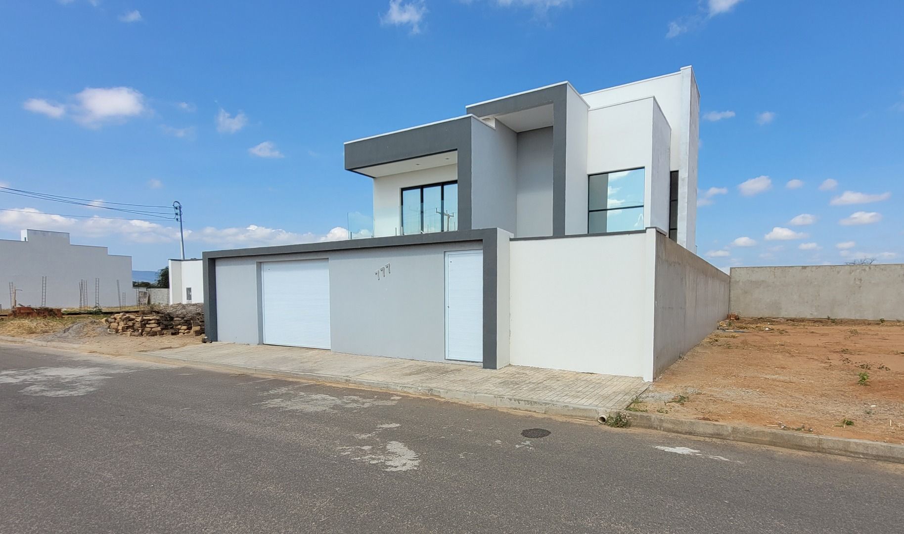 Casa para alugar com 4 quartos, 230m² - Foto 1