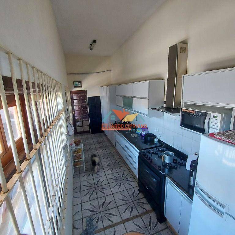 Casa à venda com 5 quartos, 195m² - Foto 2