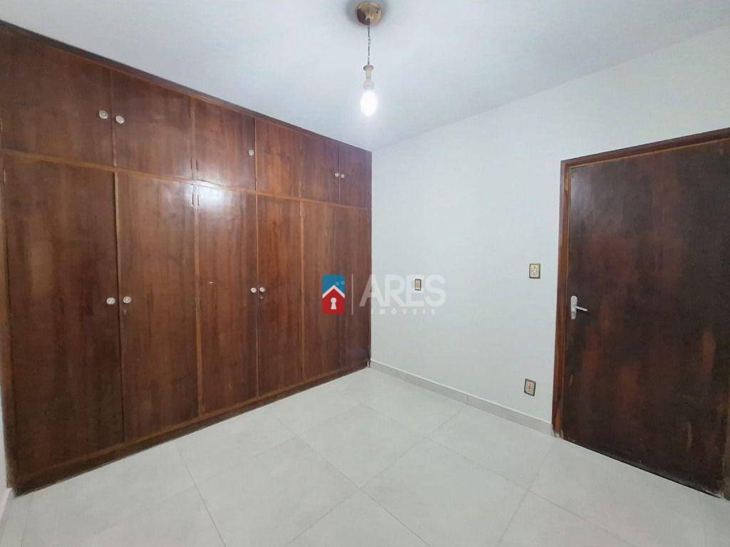 Casa para alugar com 3 quartos, 180m² - Foto 11