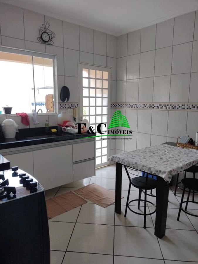 Casa à venda com 2 quartos, 200m² - Foto 1