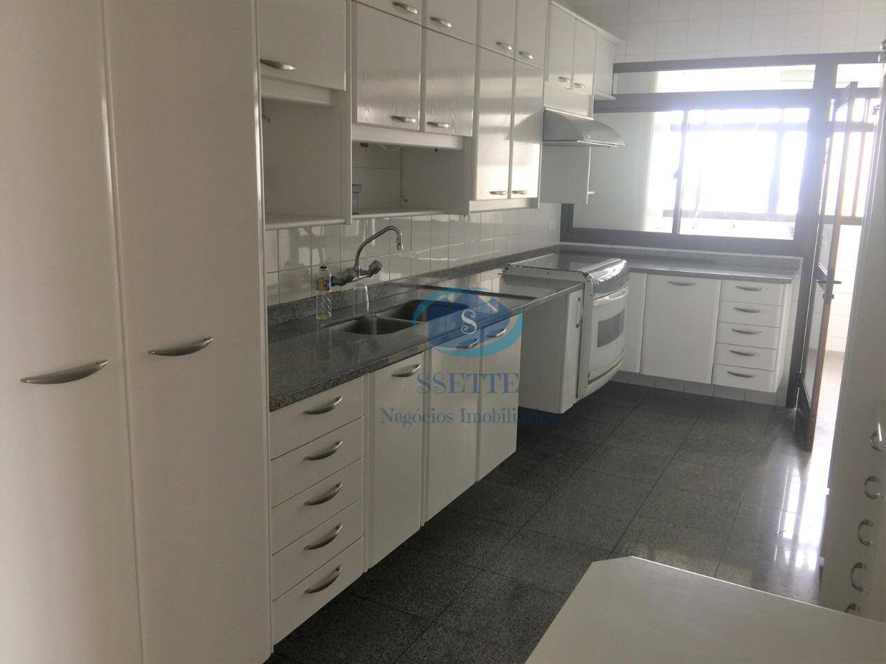 Apartamento à venda com 3 quartos, 185m² - Foto 8